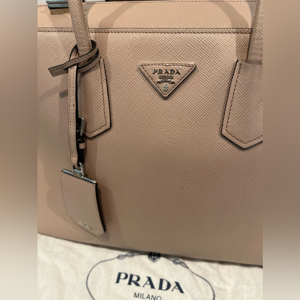 Prada - Picture 5 of 6